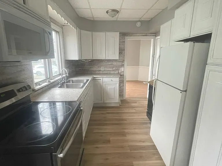 915 Forest Ave — Photo 3