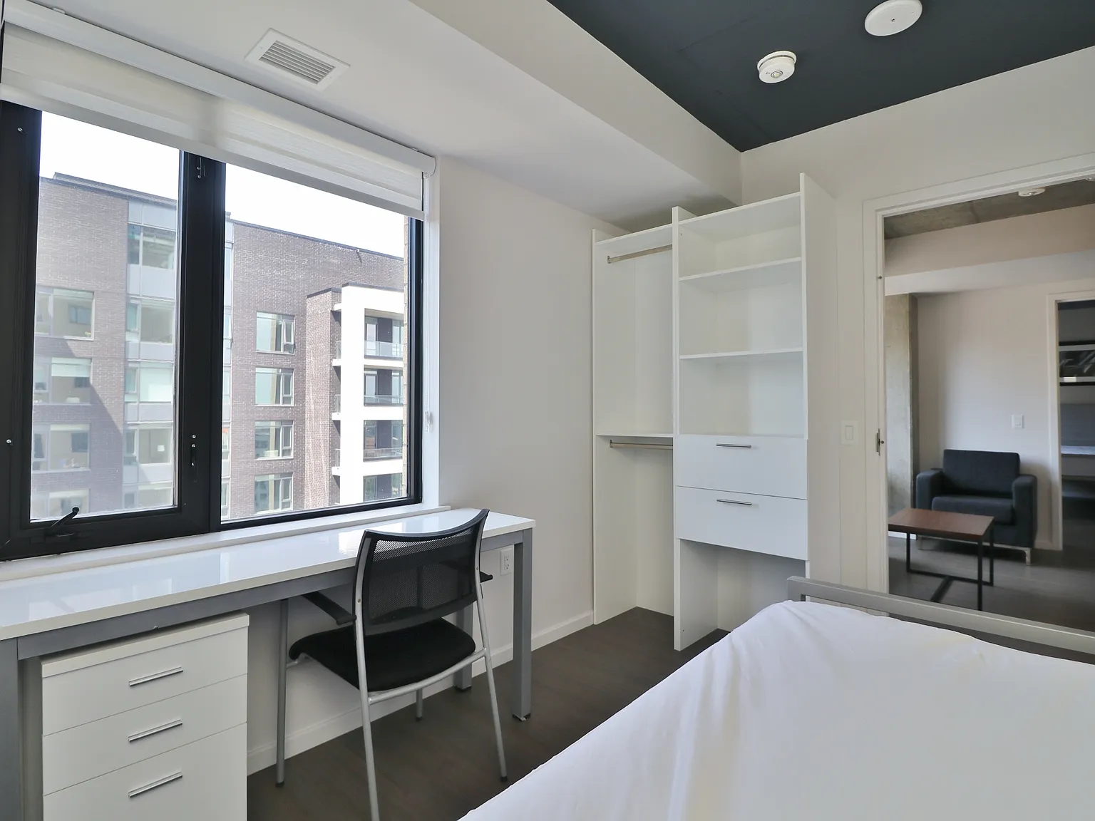 105 Champagne Ave S — Photo 1