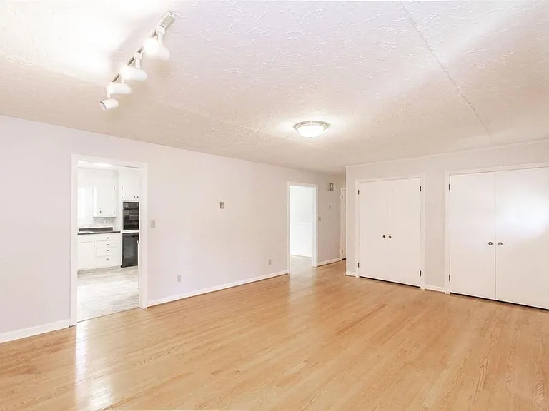 601 Broce Dr — Photo 16