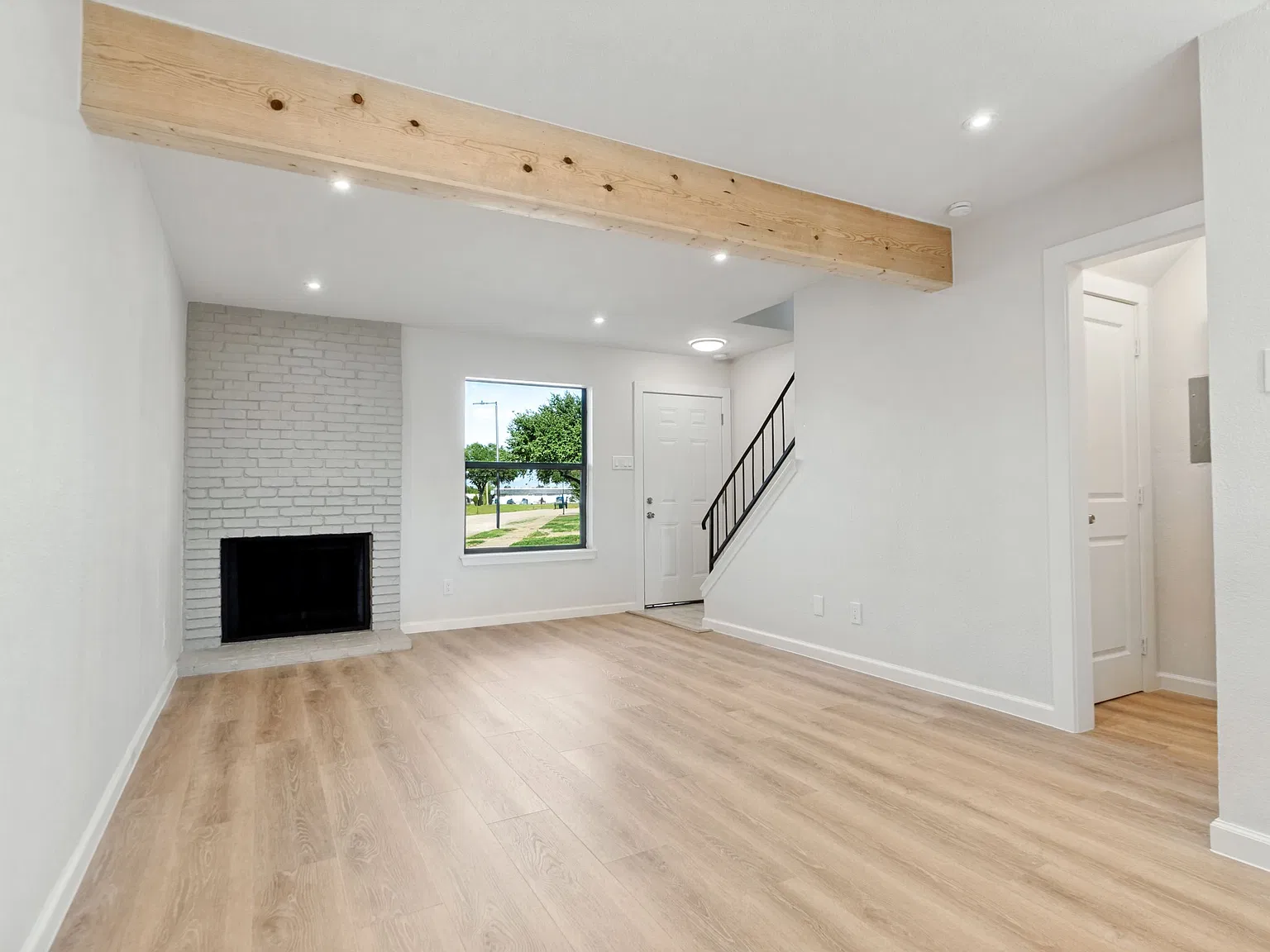 2 bed, 1.5 bath, 1040 sqft, $1,649 — Photo 3