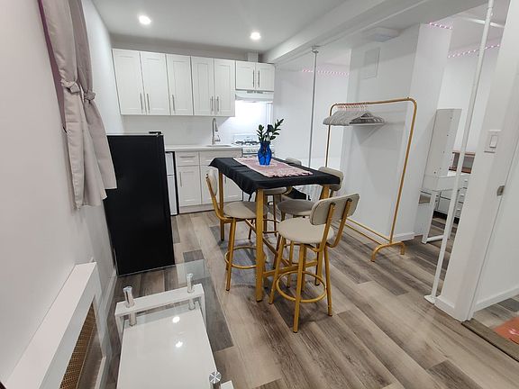 4th image of 207 E 53rd St #1B