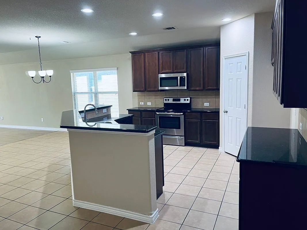 4 bed, 2.0 bath, 2141 sqft, $2,250 — Photo 3