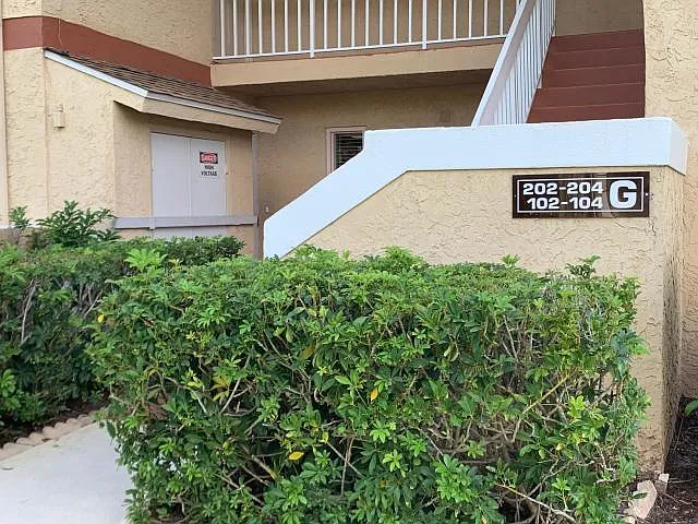 1536 SE Royal Green Cir #104 — Photo 5