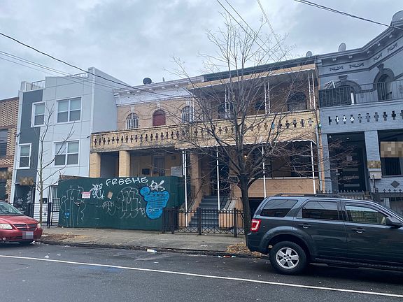 2nd image of 976 Dumont Ave