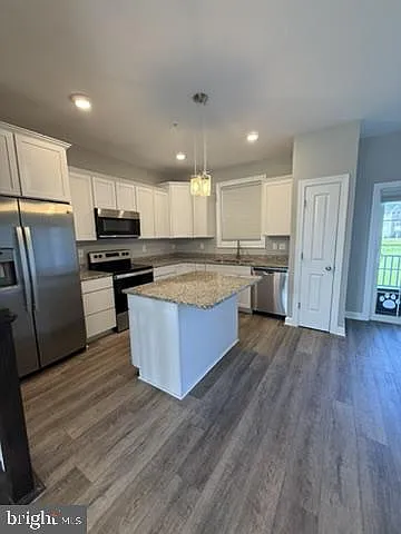 3 bed, 2.5 bath, 1680 sqft, $2,000 — Photo 3