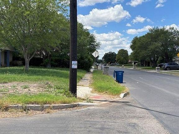 Exterior Neighborhood (street photo)