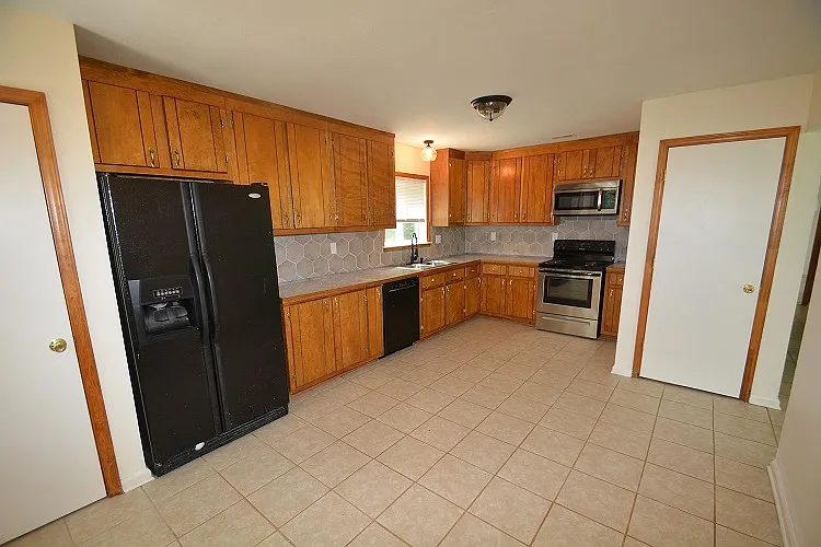 816 Walker St — Photo 2