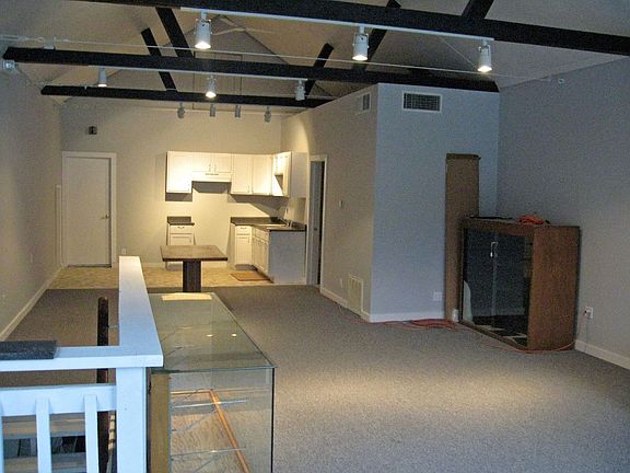 2nd story has been converted to 1 bedroom loft apt,