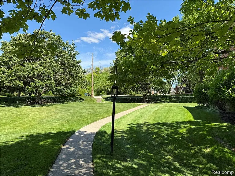 454 Romeo Rd — Photo 21