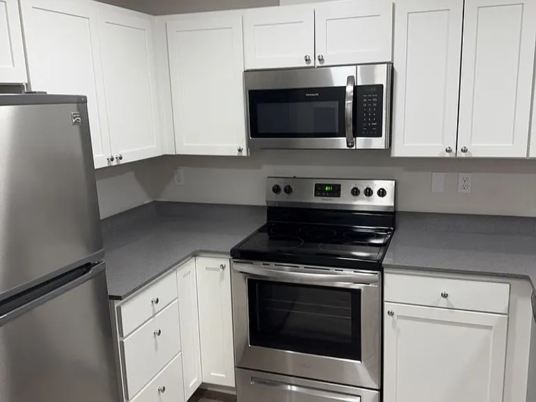 446 NE Izett St — Photo 2
