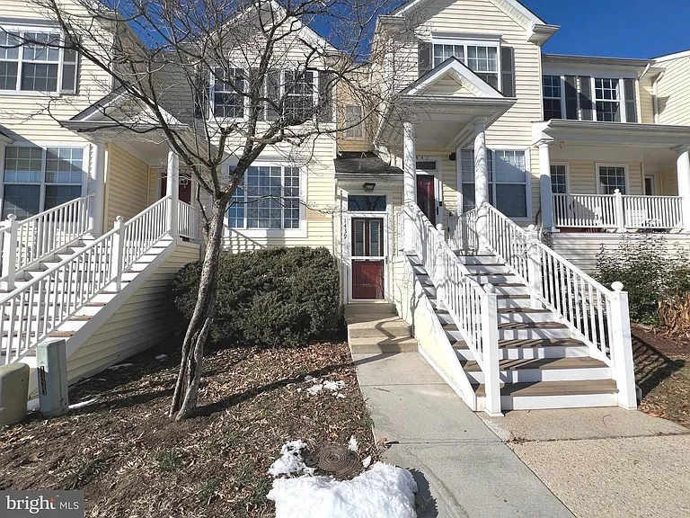 1439 Nestlewood Ct — Photo 1