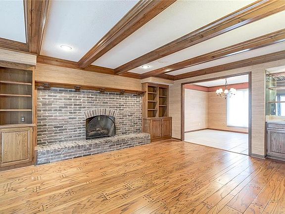 3rd image of 10419 Garnett St