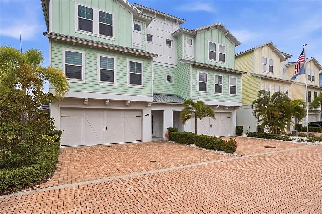 3 bed, 3.0 bath, 2264 sqft, $8,000 — Photo 2