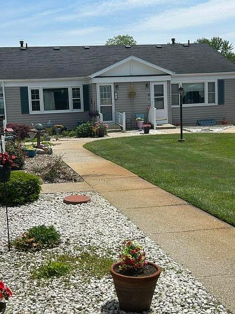 1st image of 905 Village Ln