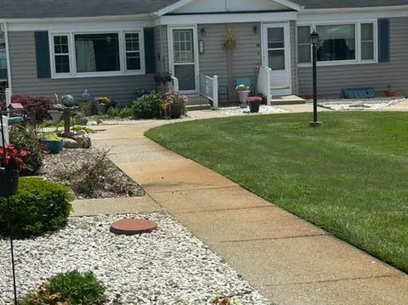 905 Village Ln, Jenison, MI 49428