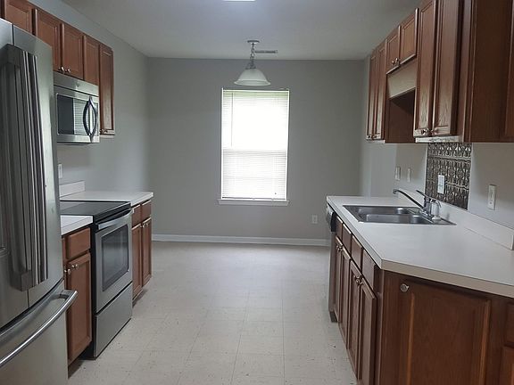 5th image of 182 Cherry Laural Ln