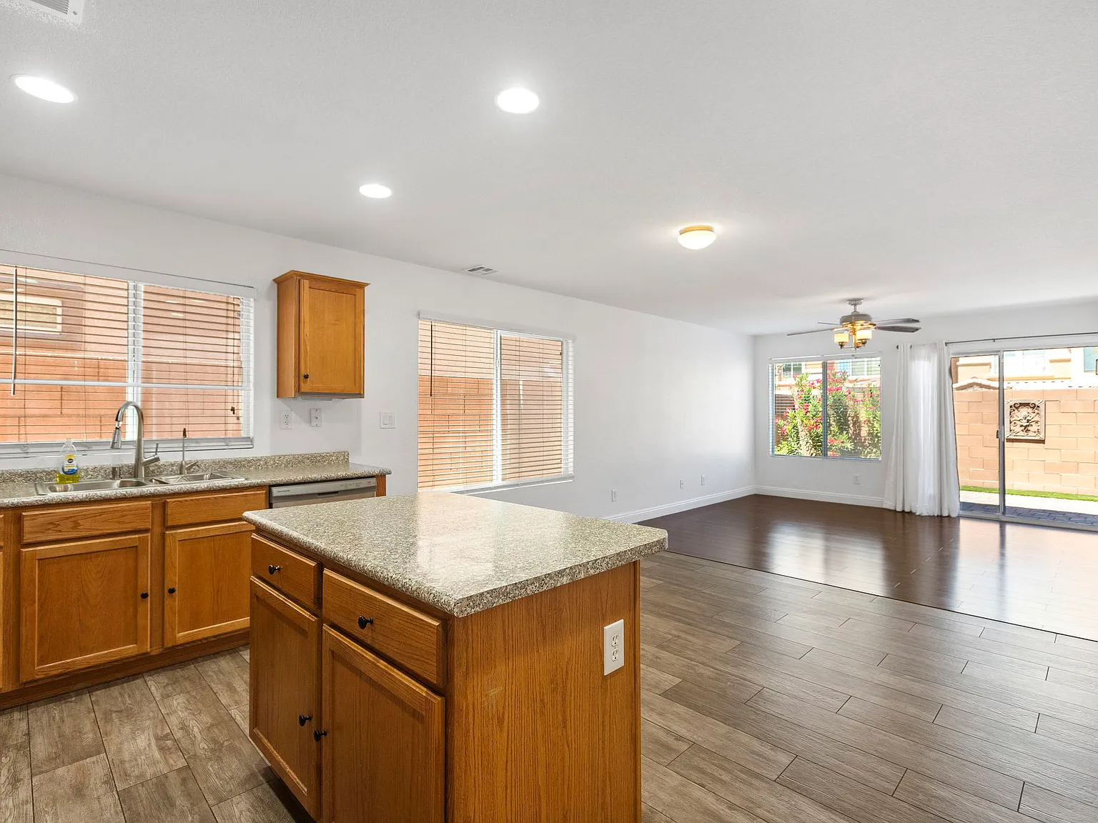 4 bed, 1911 sqft, $2,600 — Photo 4