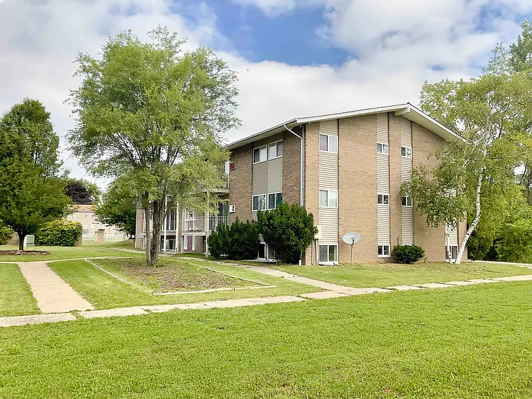 Village Shores Apartments — Photo 21