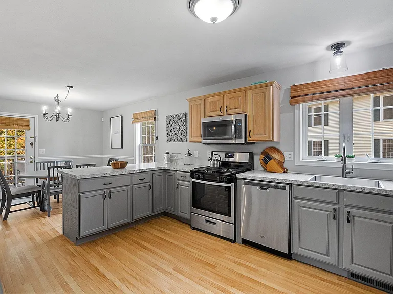 131 Forest Hill Way — Photo 3