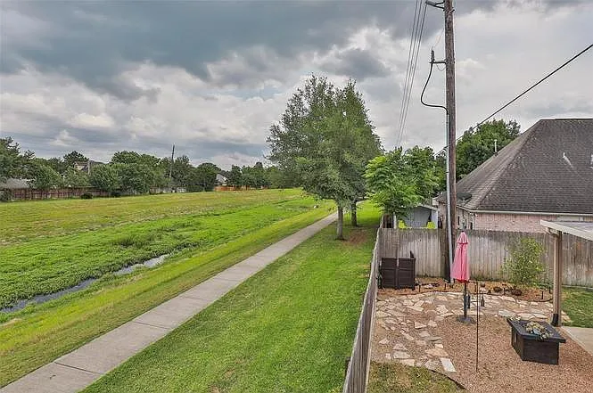 1811 Emerald Green Dr — Photo 10