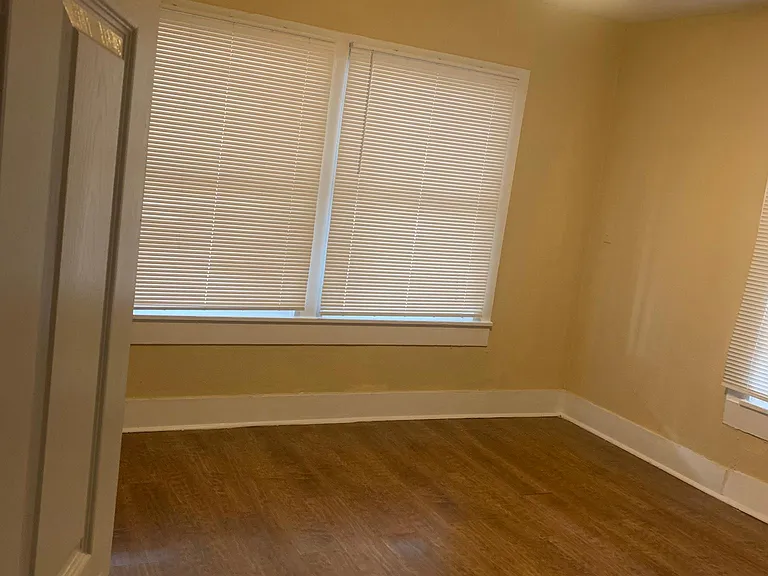 302 Hermitage Ct — Photo 2