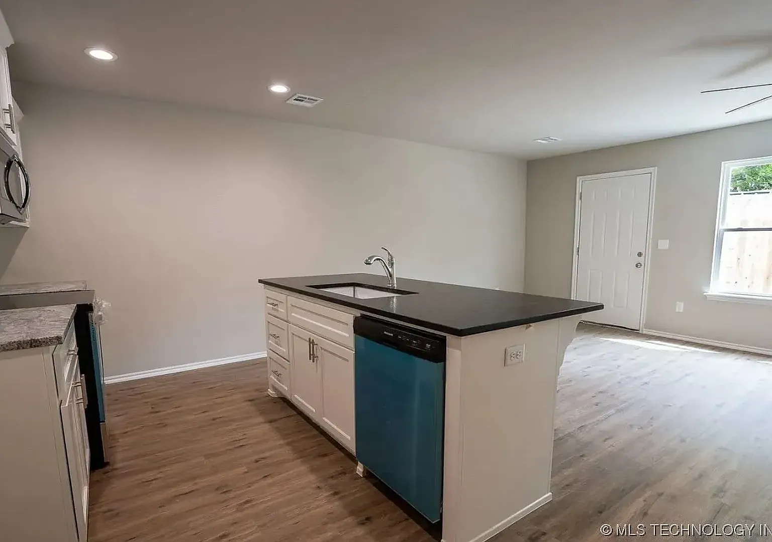 Stunning 3 bedroom Duplex in the heart of Sand Springs — Photo 3