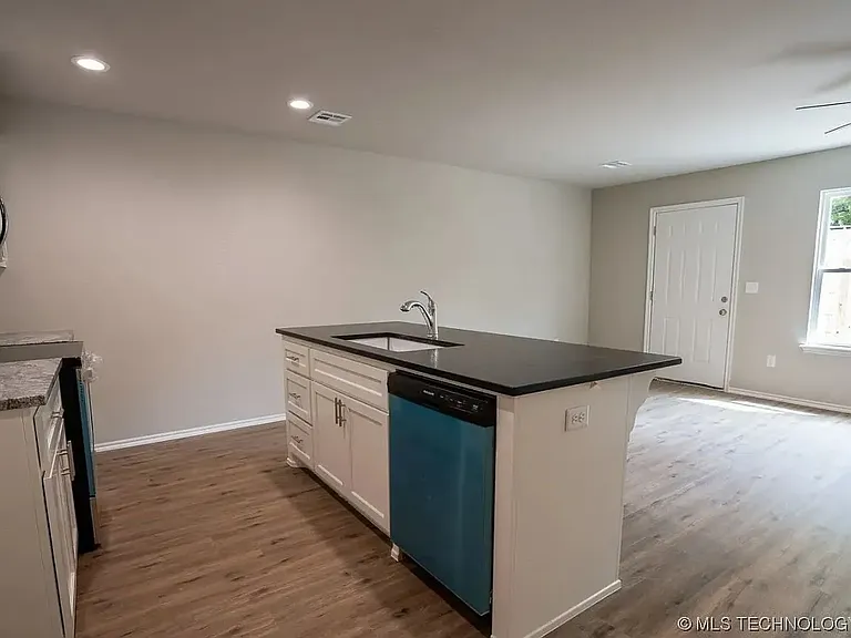 518 W 2nd St — Photo 3