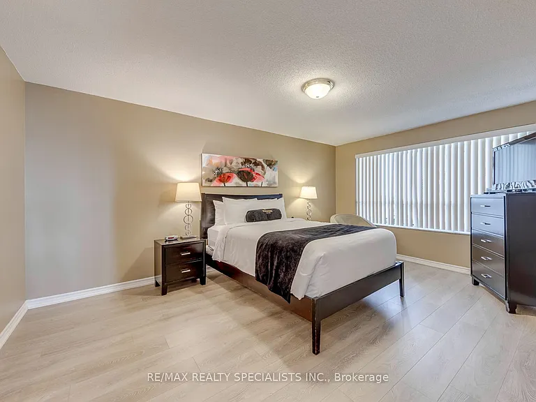 25 Kingsbridge Garden Cir W #924 — Photo 35