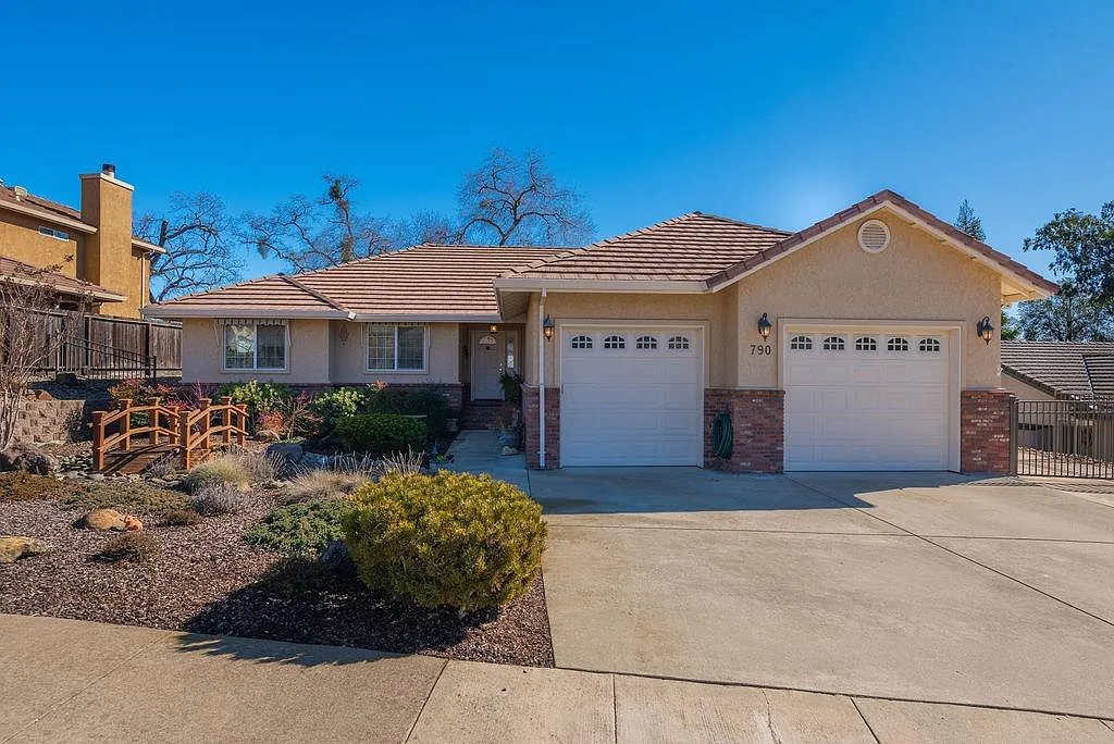 790 Argonaut Dr photo 1