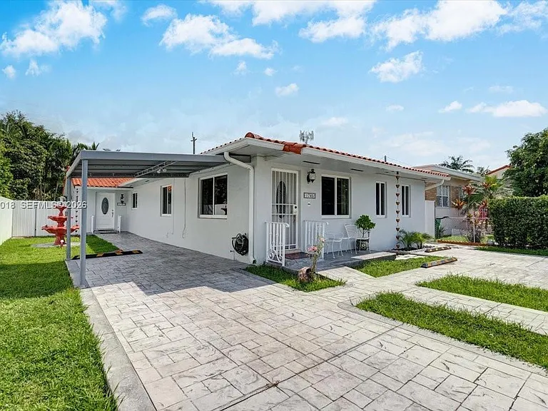 1745 SW 21st St #FRONT — Photo 1