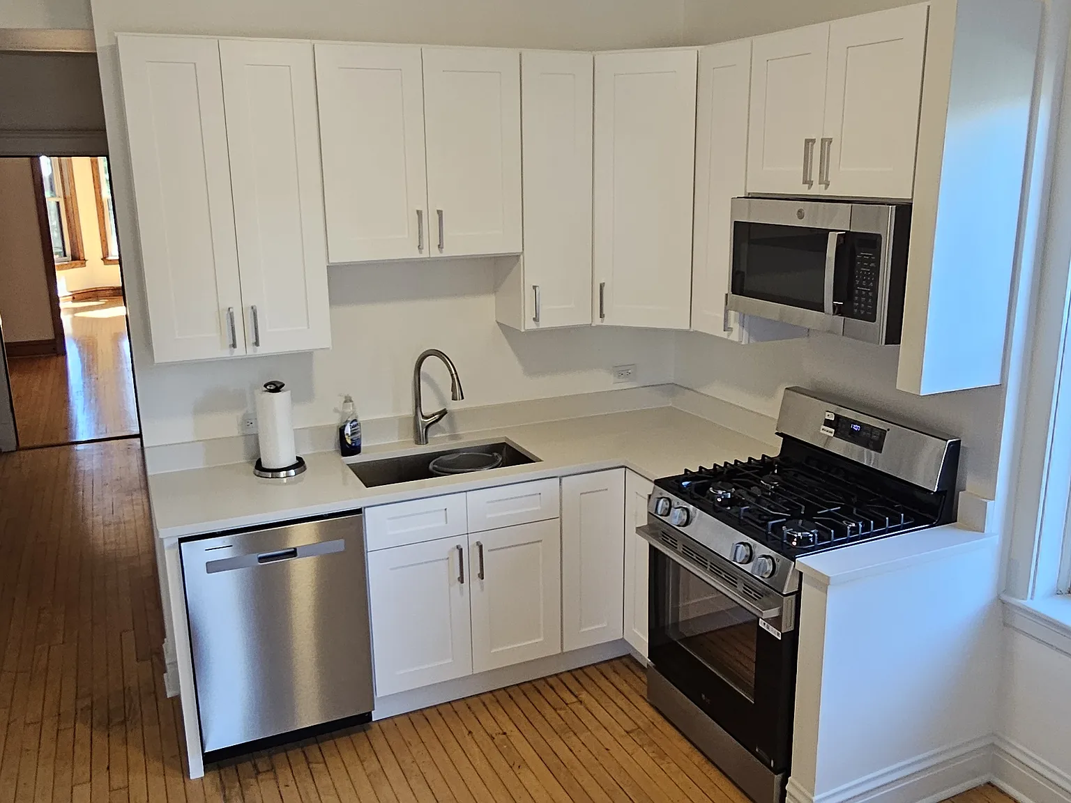 3 bed, 1000 sqft, $2,600 — Photo 3