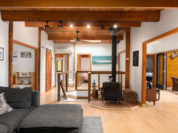 1222 Miller Rd, Bowen Island, BC V0N 1G1