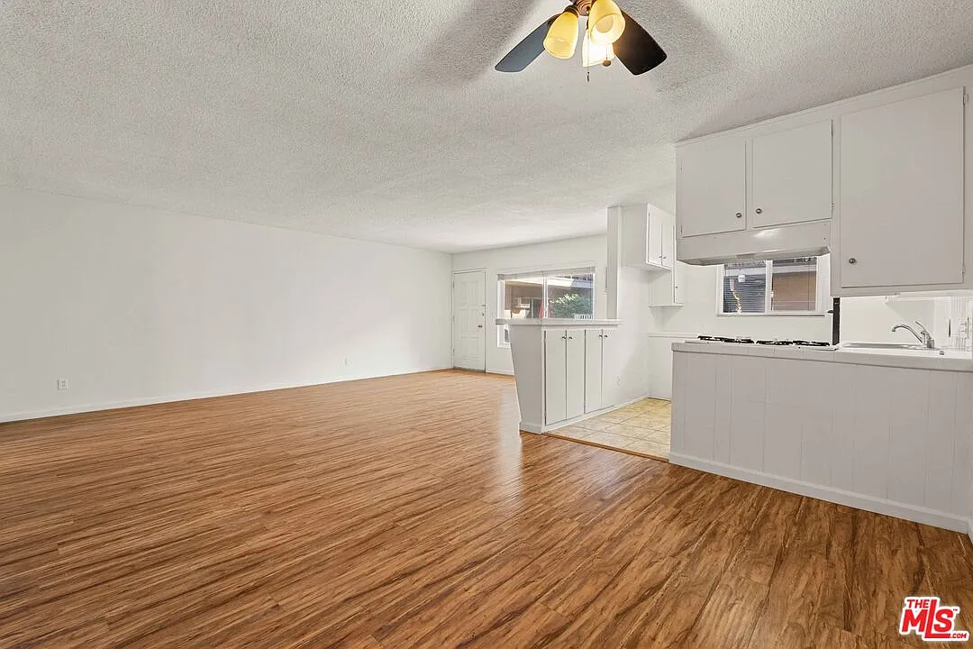 Building Photo - 15540 Moorpark St #1