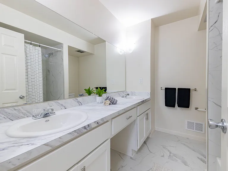 Coach House Apartments — Photo 45