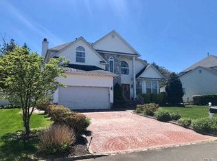 35 Peachtree Ct, Holtsville, NY 11742