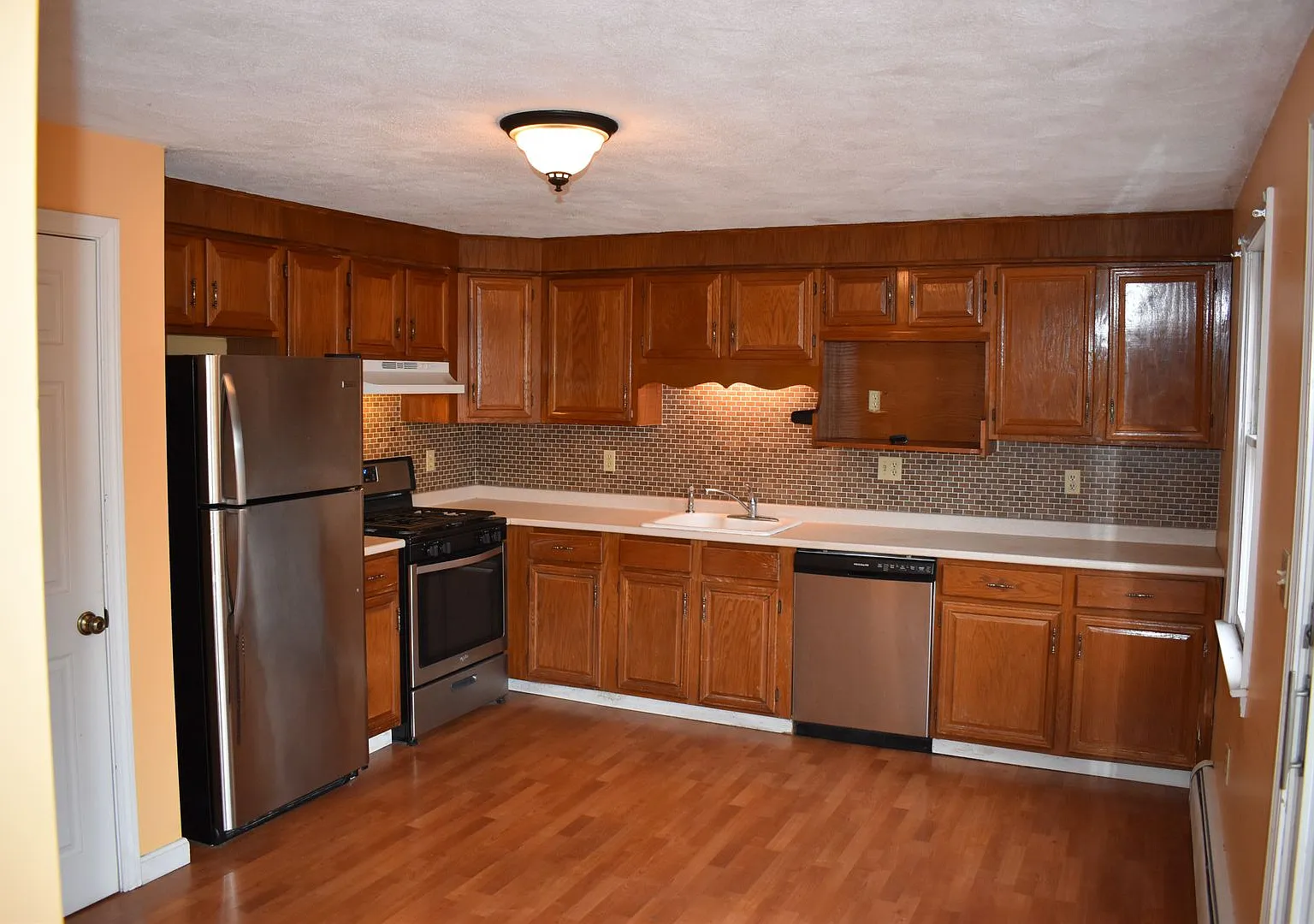 Recently updated, spacious 3 bedrooom, 3 level townhouse in Chelmsford. Ideal location for commut... — Photo 3
