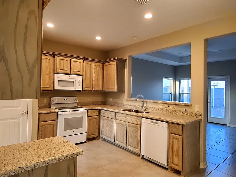 2036 Grove Ln — Photo 7