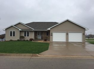 447 Lezlie Dr, Peosta, IA 52068