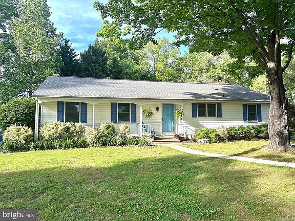 2nd image of 818 Applewood Ct