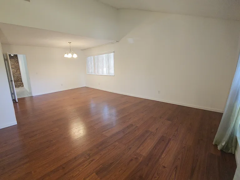 20727 Horace St — Photo 11