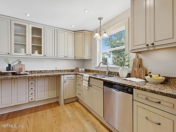 3rd image of 2739 SOUTHWOOD Lane