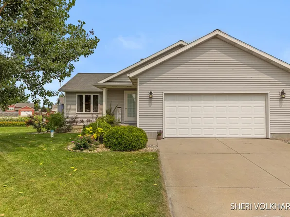 210 Charyridge Dr, Kent City, MI 49330