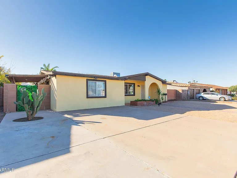 1813 E Ellis Dr — Photo 2