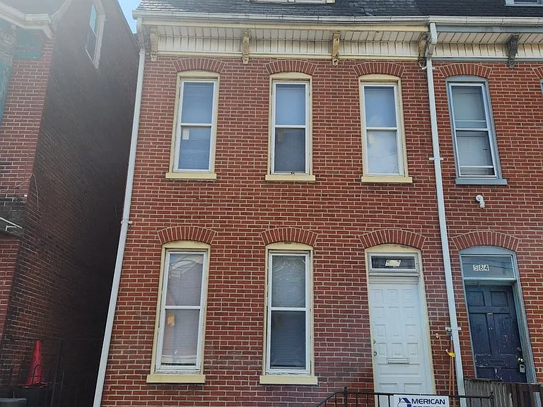 582 W King St — Photo 1