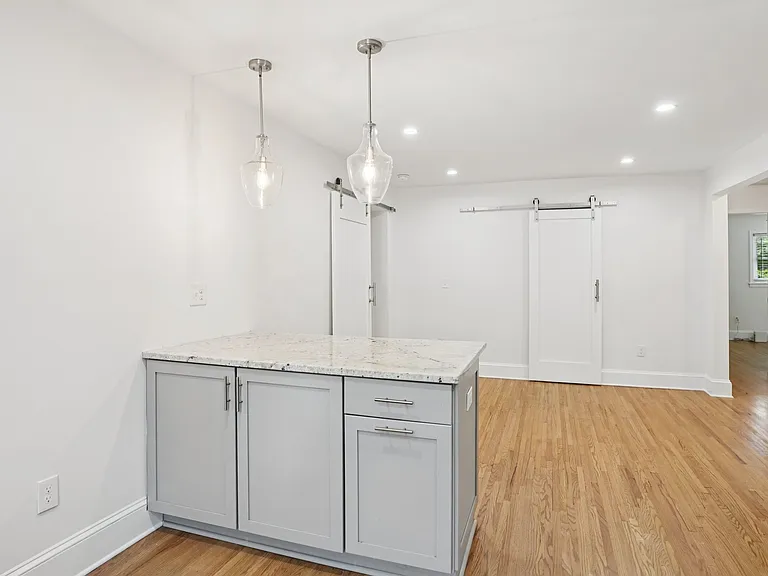 2318 Amesbury Ave — Photo 8