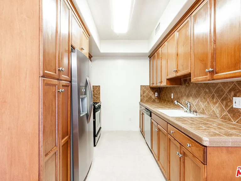 2335 S Bentley Ave #104 — Photo 7