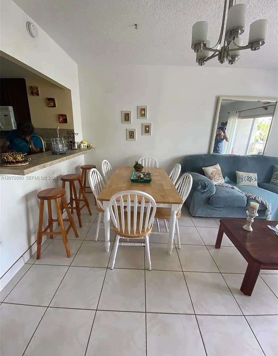 Hemispheres Condo — Photo 3