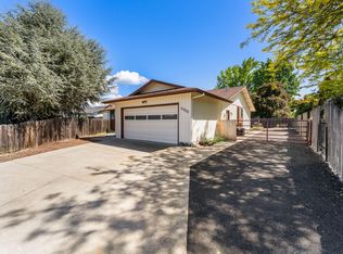 2900 Lois Ln, Grants Pass, OR 97527