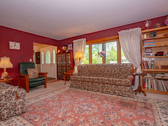 5th image of 53 Woodcrest Dr