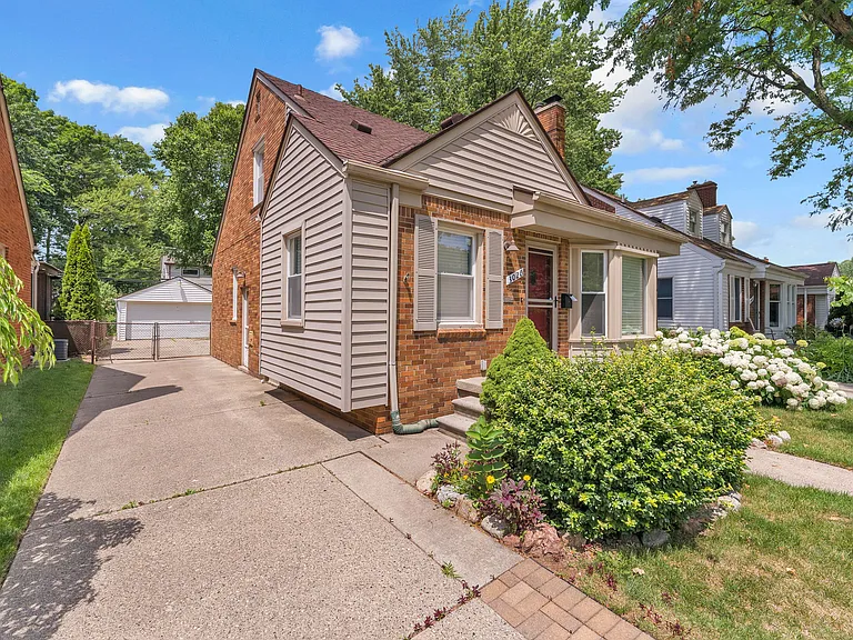 3020 Syracuse St — Photo 3